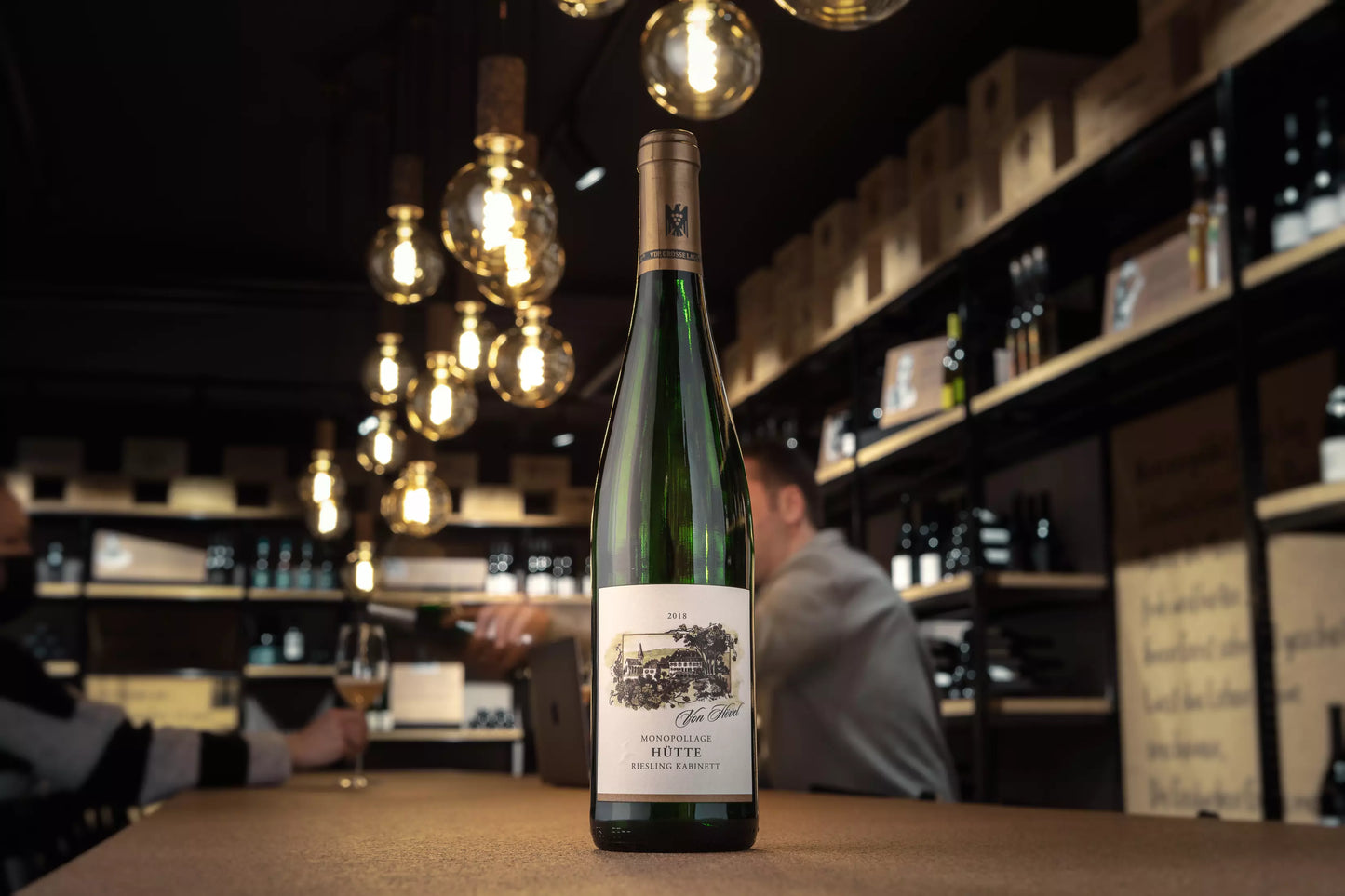 Oberemmeler Hütte Riesling Kabinett vom Weingut von Hövel auf dem Tisch in der Vinothek Hauser.
