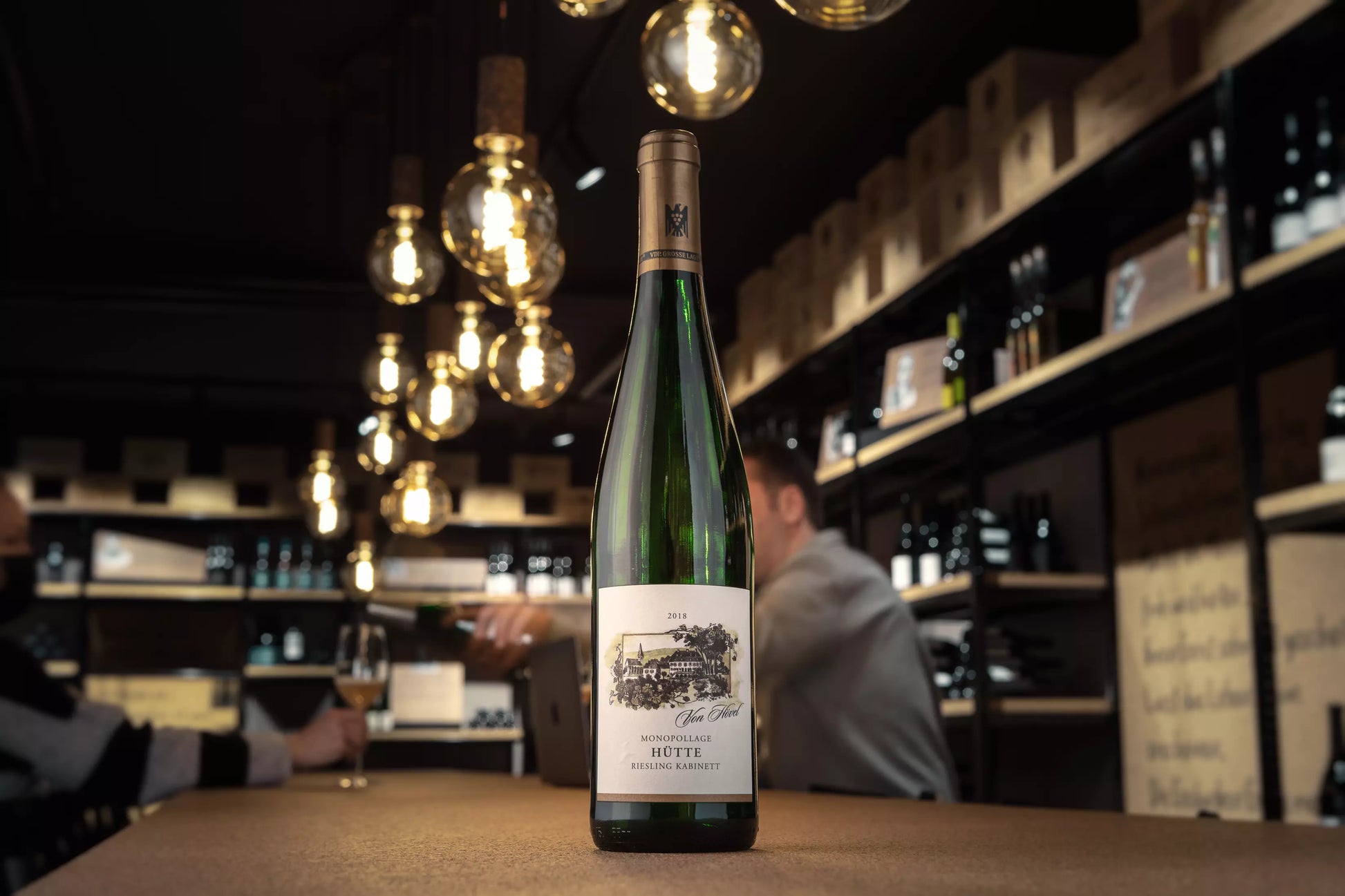 Oberemmeler Hütte Riesling Kabinett vom Weingut von Hövel auf dem Tisch in der Vinothek Hauser.