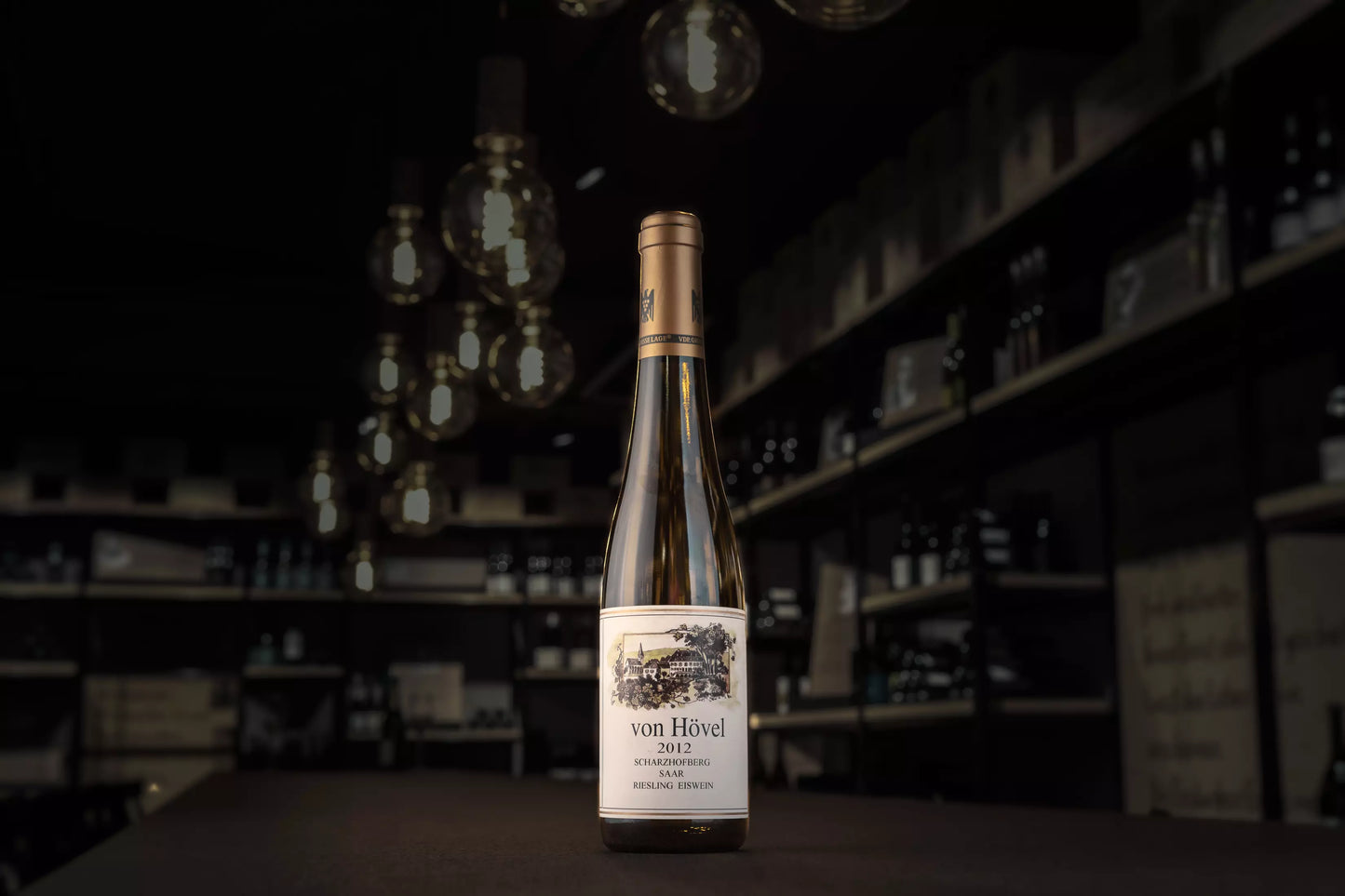 Scharzhofberg Eiswein VDP.Grosse Lage vom Weingut von Hövel auf dem Tisch in der dunklen Vinothek Hauser.