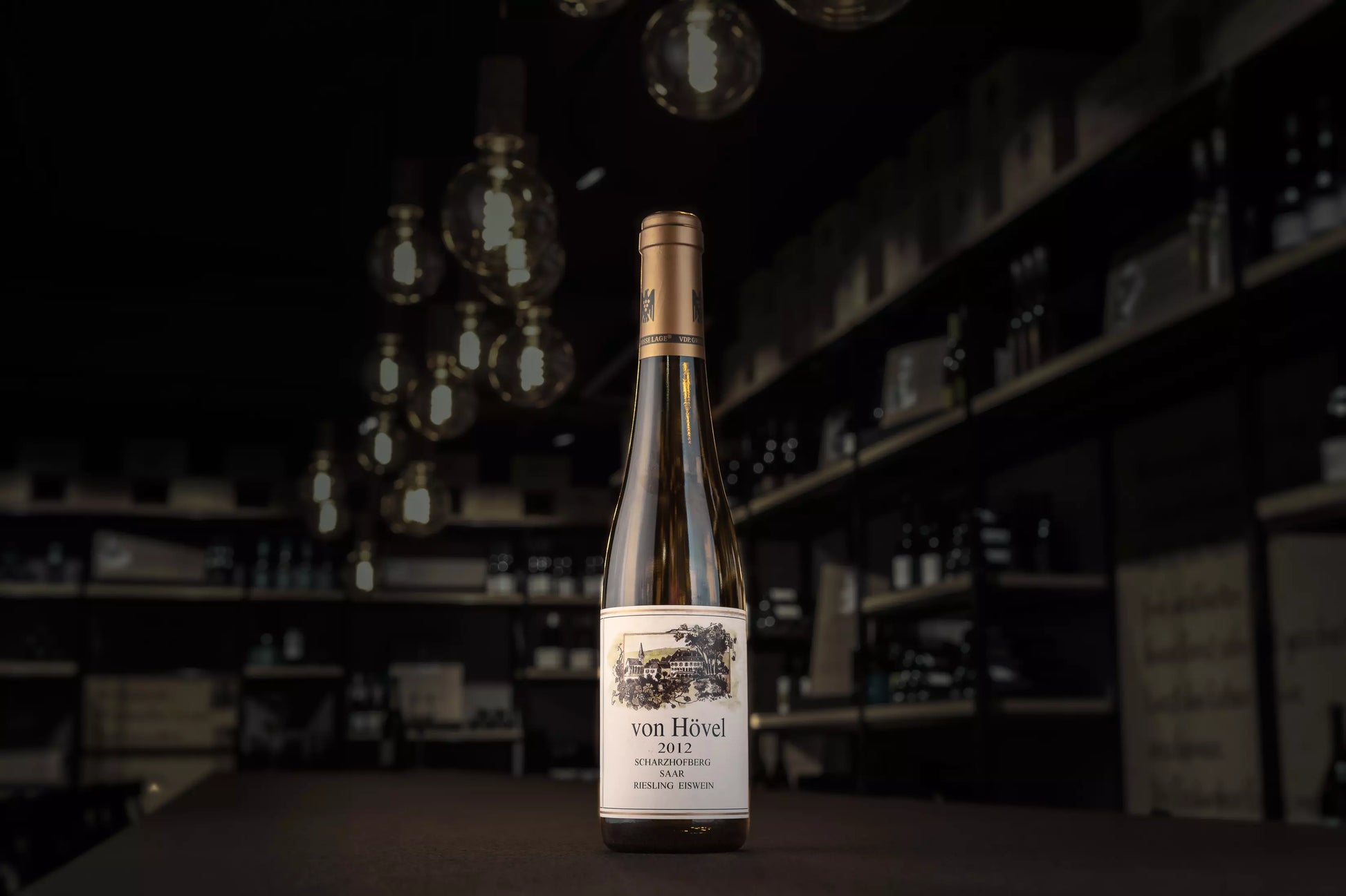 Scharzhofberg Eiswein VDP.Grosse Lage vom Weingut von Hövel auf dem Tisch in der dunklen Vinothek Hauser.
