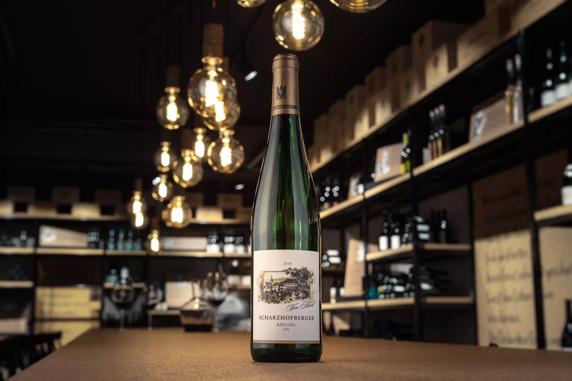 Flasche Scharzhofberg Riesling VDP.Grosses Gewächs vom Weingut von Hövel auf dem Tisch in der Vinothek Hauser.