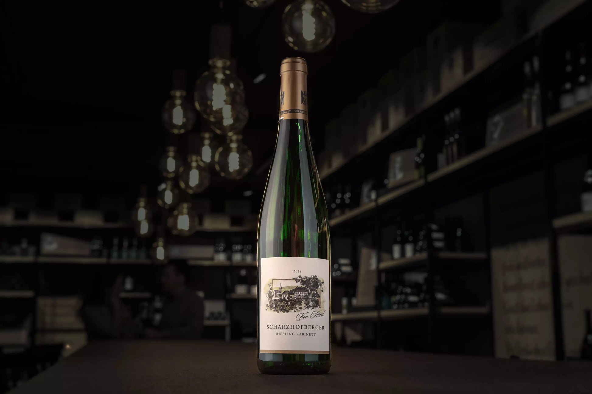 Scharzhofberger Riesling Kabinett vom Weingut von Hövel auf dem Tisch in der dunklen Vinothek Hauser.