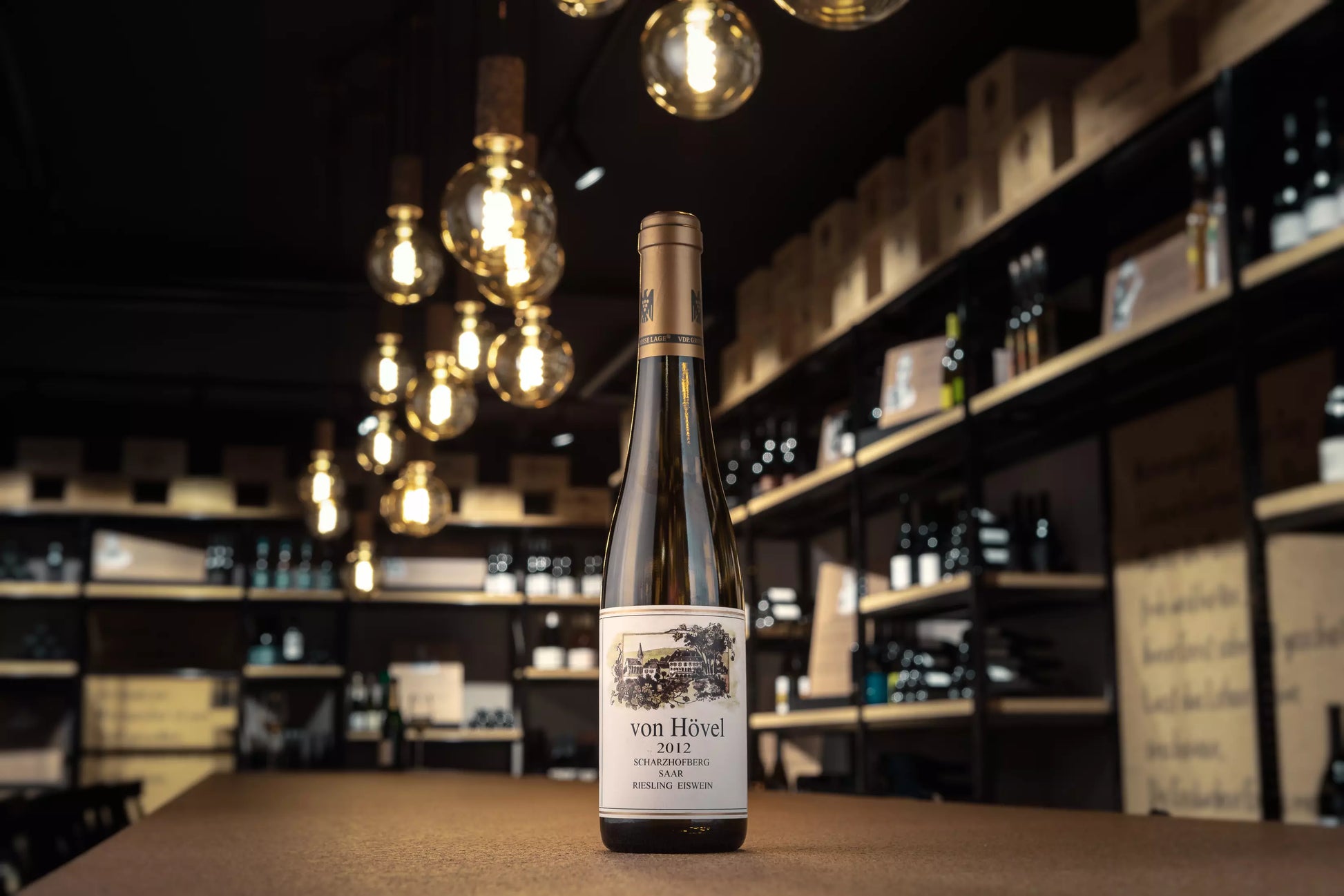 Flasche Scharzhofberg Eiswein VDP.Grosse Lage vom Weingut von Hövel in der Vinothek Hauser auf dem Tisch.