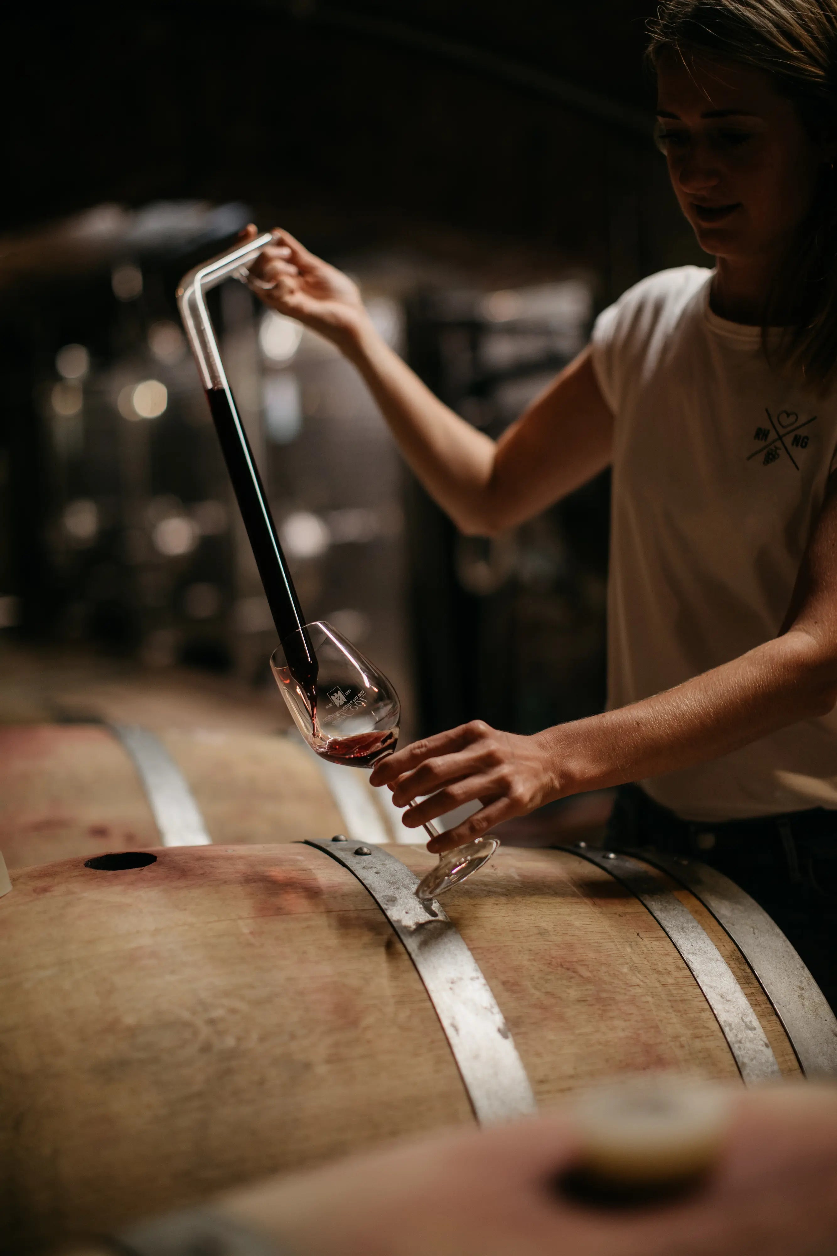 Julia Seyffardt bei der Arbeit im Keller des Weingut Diefenhardt im Rheingau.