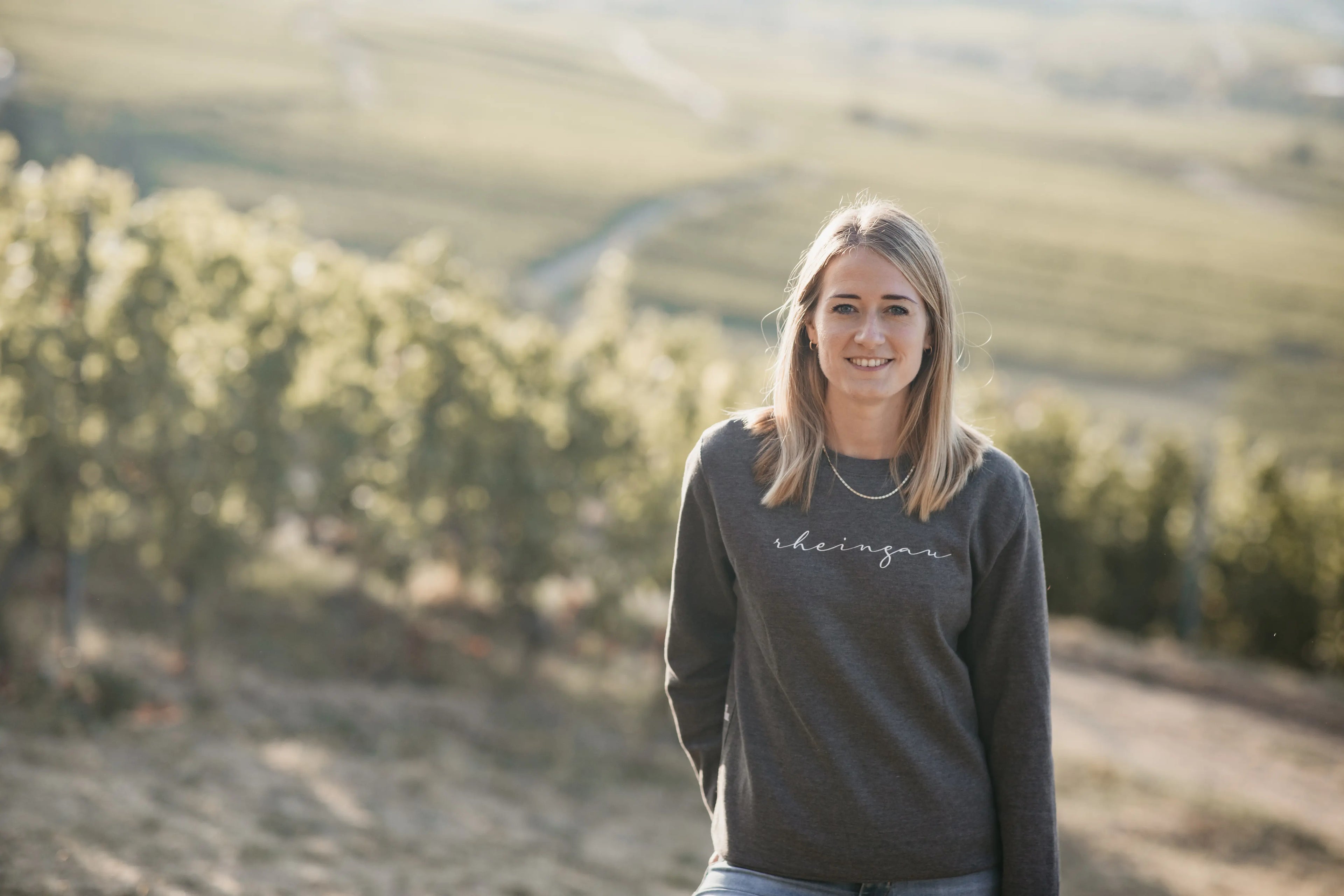 Portrait von Julian Seyffardt in den Rebbergen des Weingut Diefenhardt im Rheingau.