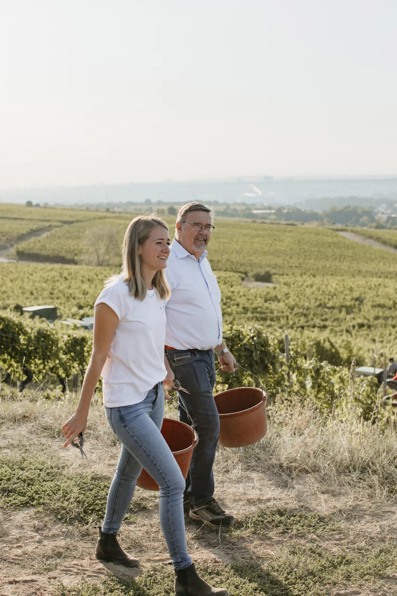 Julia Seyffardt und ihr Vater bei der Ernte in den Rebbergen des Weingut Diefenhardt im Rheingau.