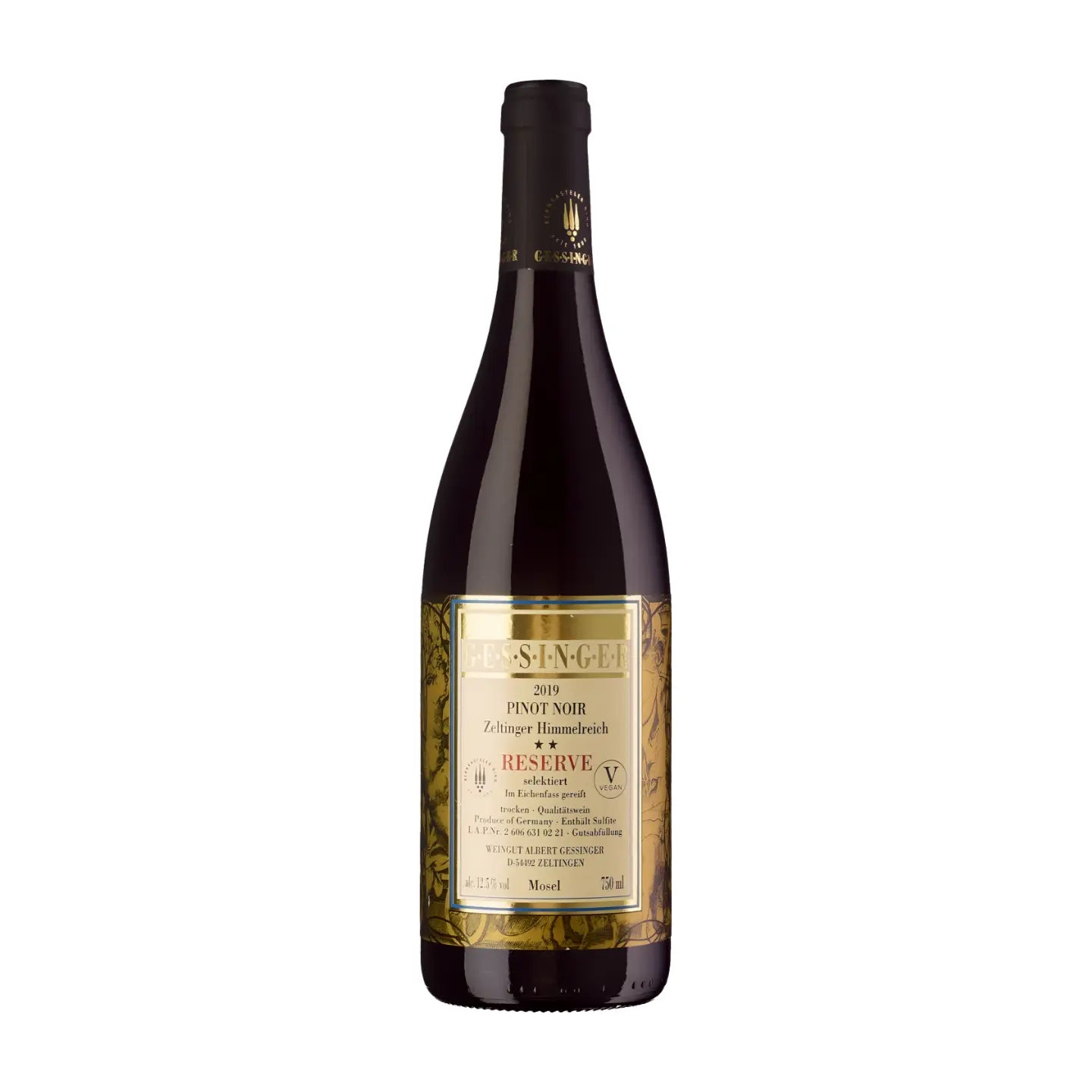 Zeltinger Himmelreich Pinot Noir Reserve vom Weingut A. Gessinger freigestellt vor weissem Hintergrund.