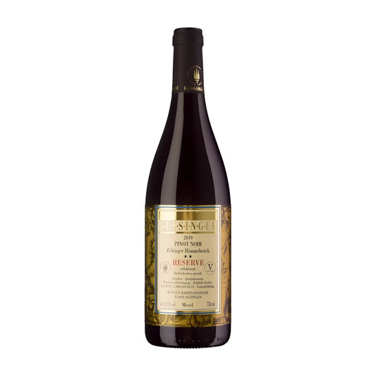 Zeltinger Himmelreich Pinot Noir Reserve vom Weingut A. Gessinger freigestellt vor weissem Hintergrund.