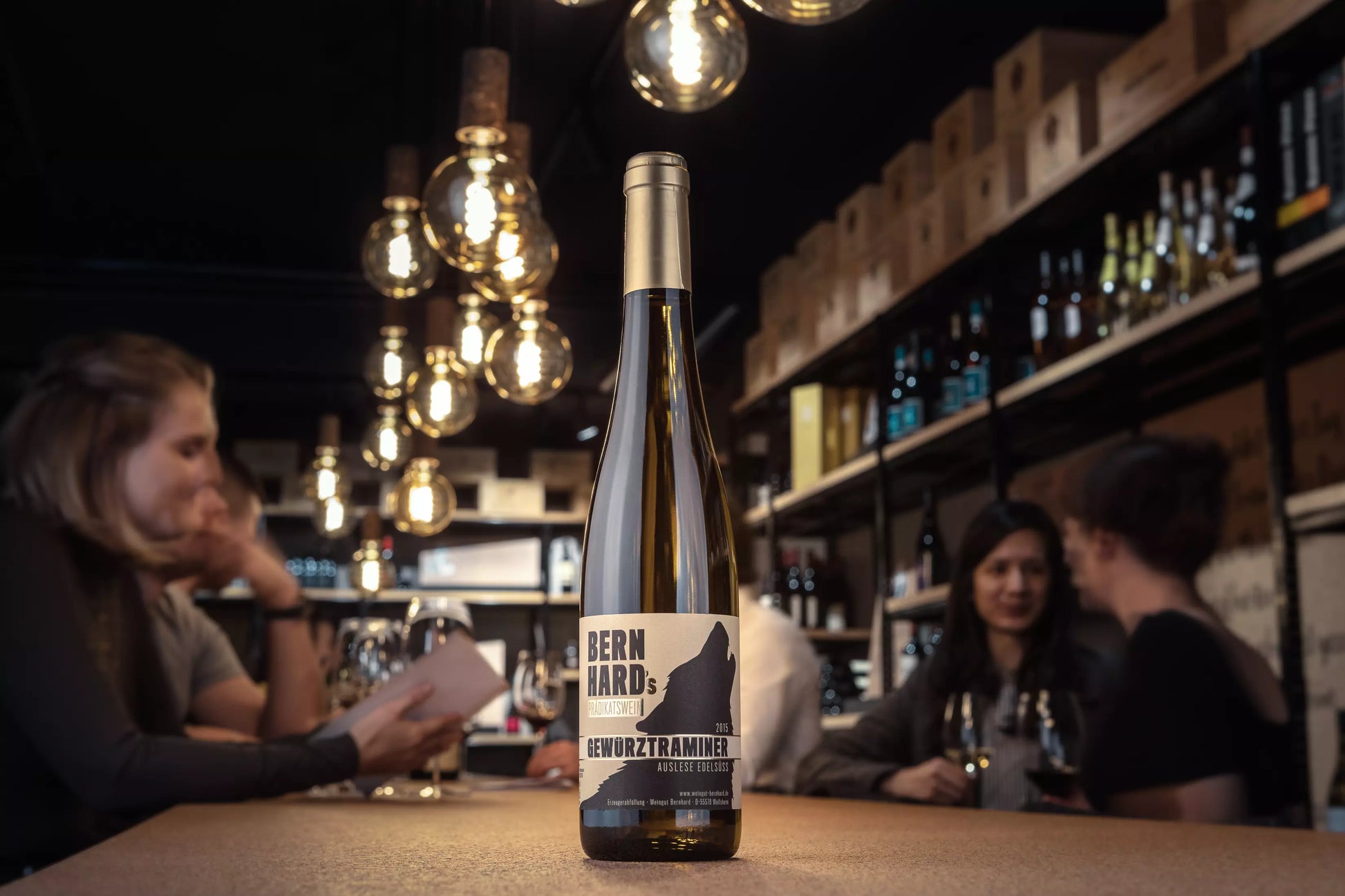 Flasche Gewüzrtraminer Beerenauslese auf dem Tisch in der Vinothek Hauser.