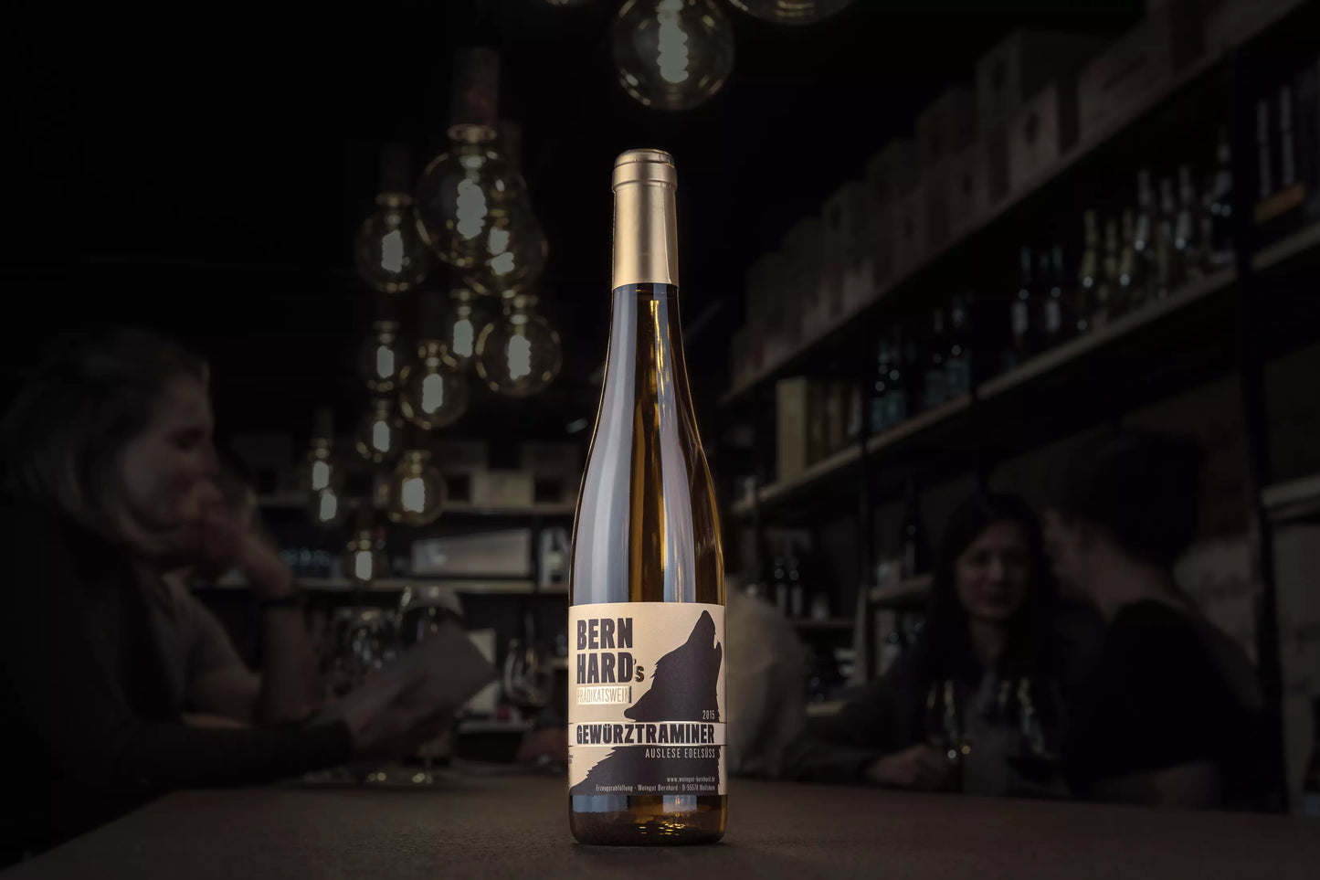 Flasche Gewürztraminer Beerenauslese auf dem Tisch in der dunklen Vinothek Hauser.