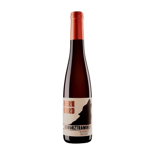 Flasche Gewürztraminer Beerenauslese vom Weingut Bernhard vor weissem Hintergrund.