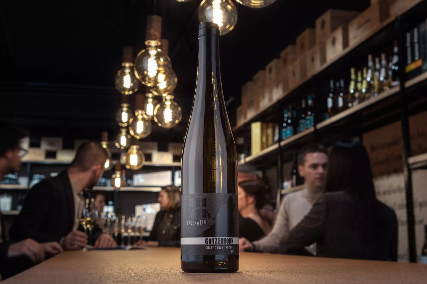 Flasche Götzenborn Chardonnay vom Weingut Bernhard auf dem Tisch in der Vinothek Hauser