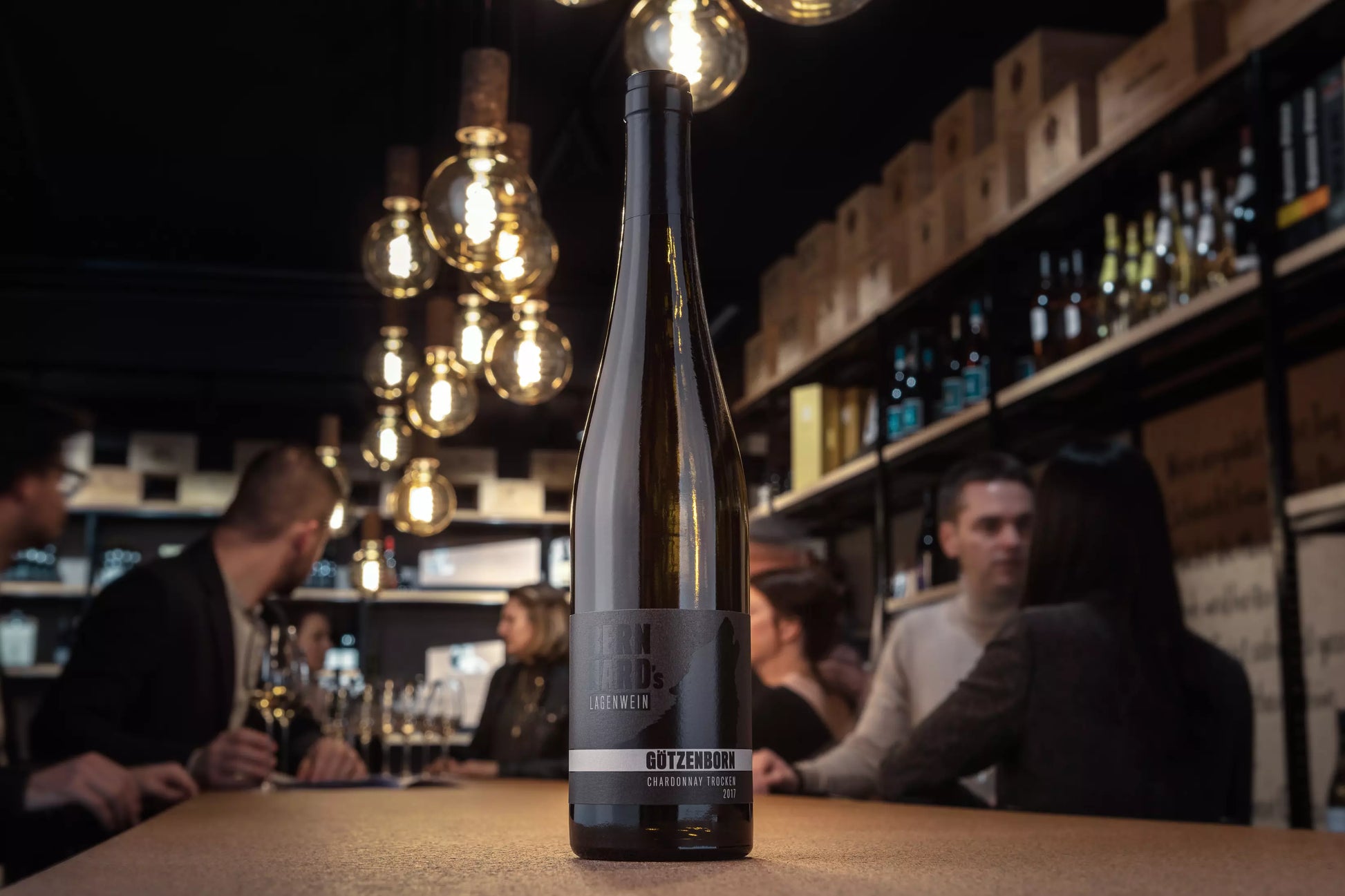 Flasche Götzenborn Chardonnay vom Weingut Bernhard auf dem Tisch in der Vinothek Hauser