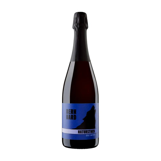 Flasche Naturstück Brut Nature vom Weingut Bernhard freigestellt vor weissem Hintergrund.