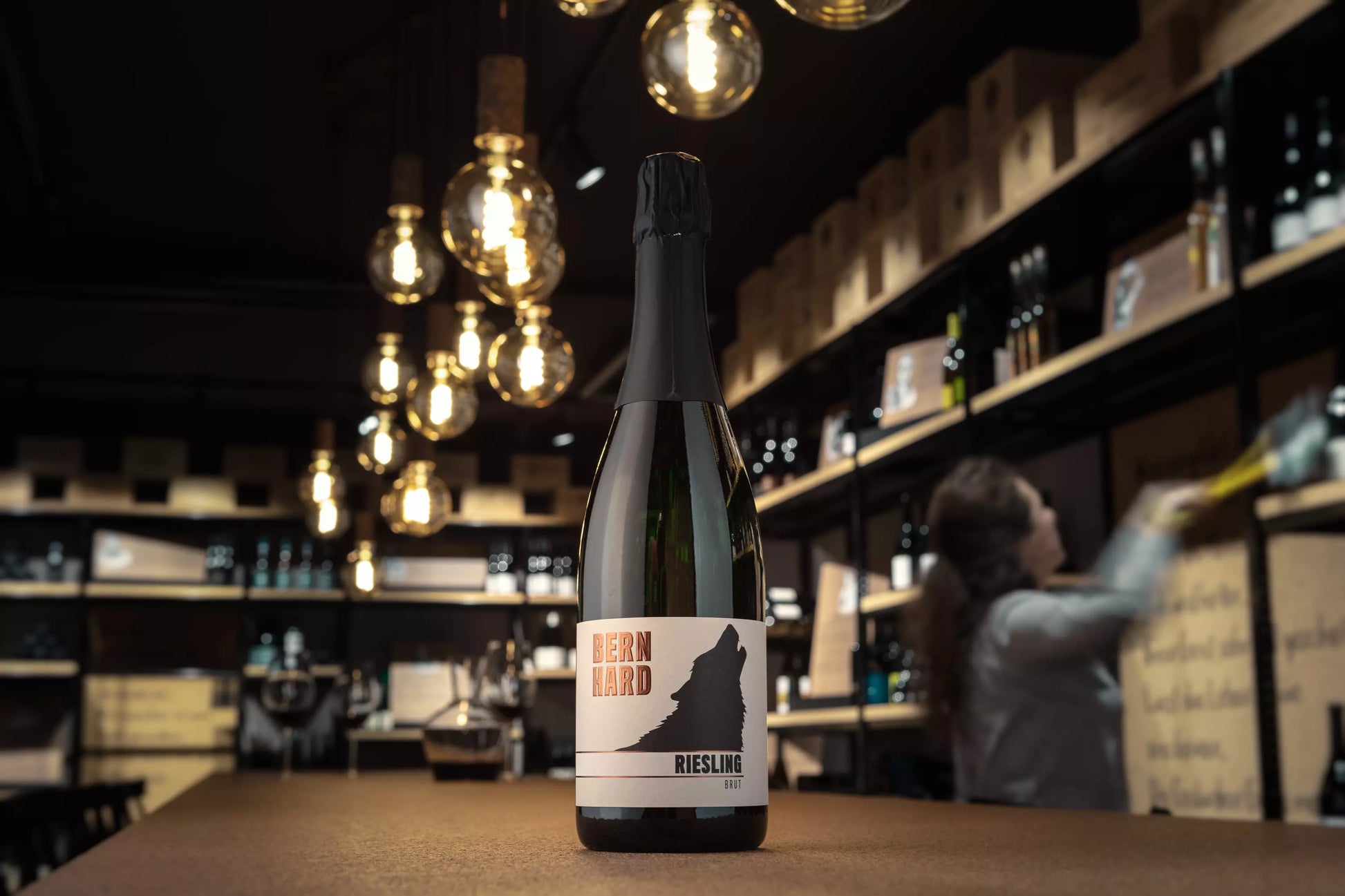 Flasche Riesling Sekt Brut auf dem Tisch in der Vinothek Hauser.