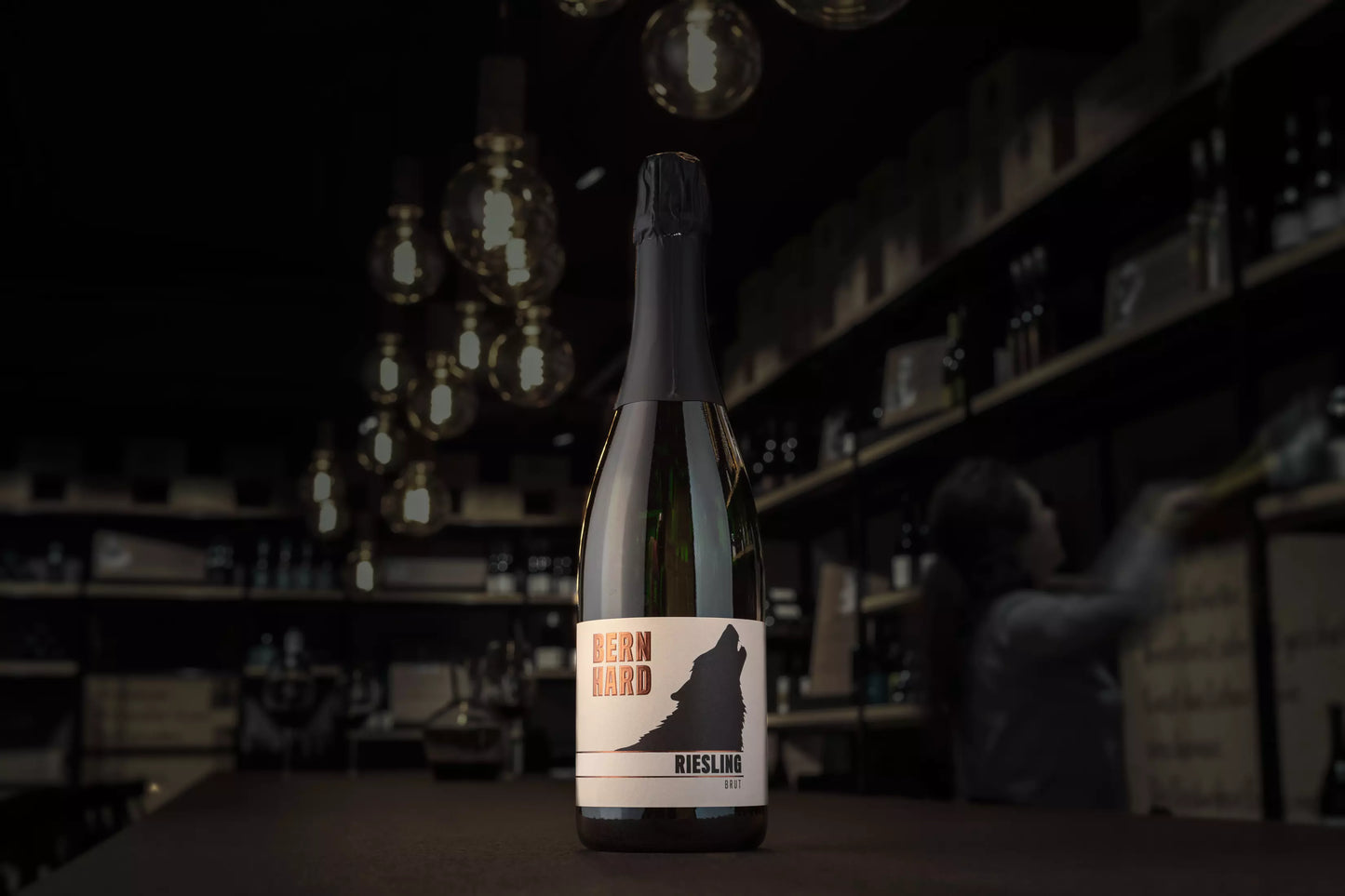 Flasche Riesling Sekt Brut vom Weingut Bernhard in der dunklen Vinothek Hauser.