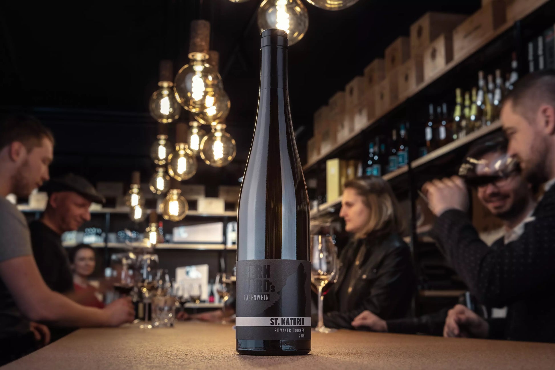 Flasche Sankt Kathrin Silvaner vom Weingut Bernhard auf dem Tisch in der Vinothek Hauser.