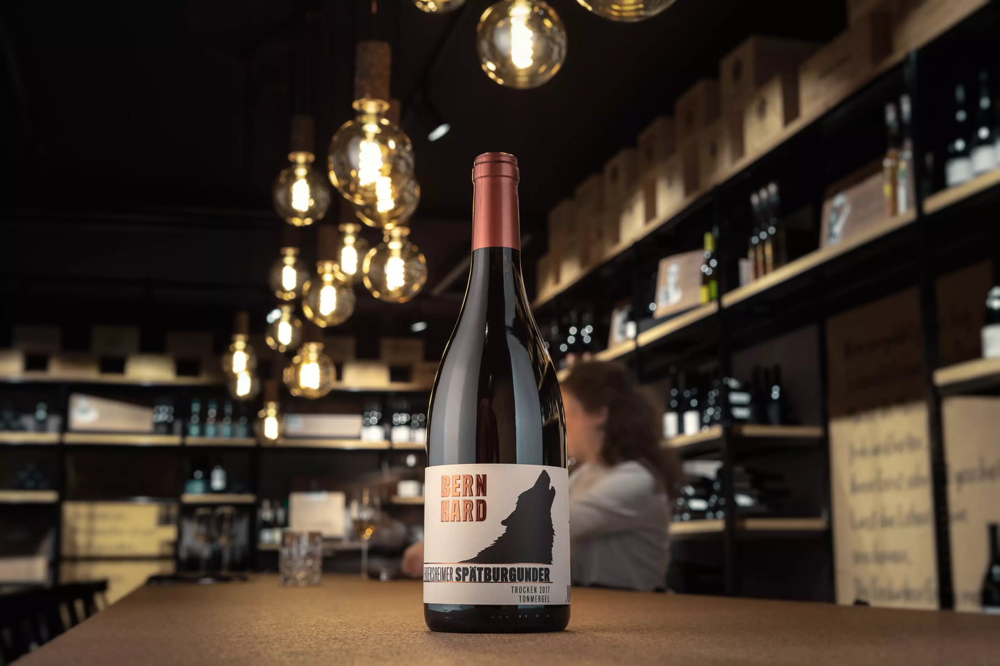 Flasche Vendersheimer Spätburgunder in der Vinothek hHauser auf dem Tisch.