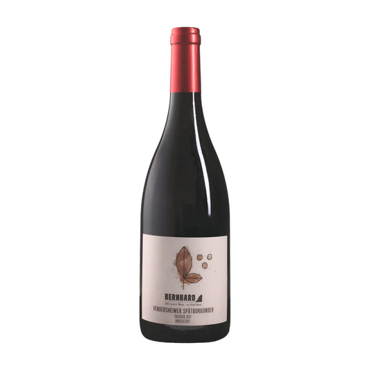 Flasche Vendersheimer Spätburgunder vom Weingut Bernhard vor weissem Hinterrund.