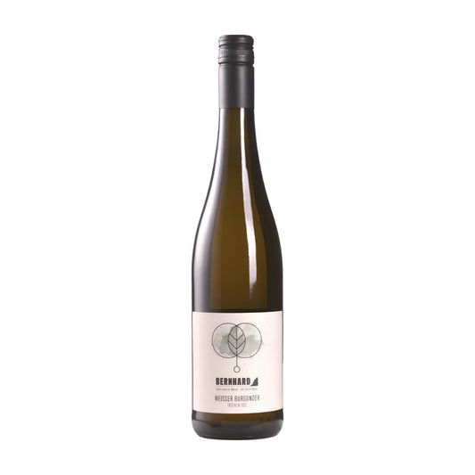 Flasche Weisser Burgunder vom Weingut Bernhard freigestellt vor weissem Hintergrund.