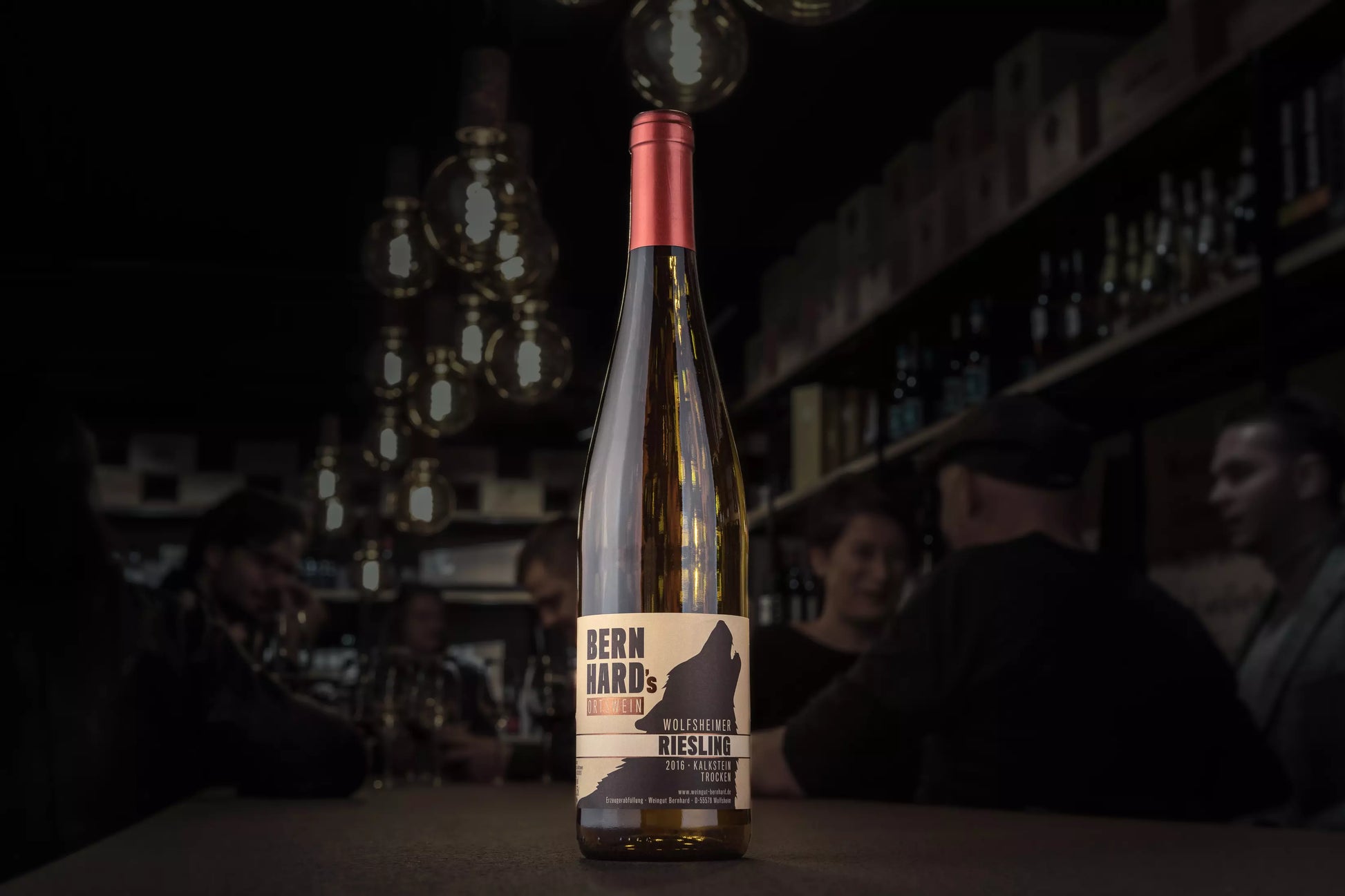 Flasche Wolfsheimer Riesling auf dem Tisch in der verdunkelten Vinothek Hauser.