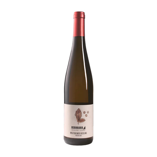 Flasche Wolfsheimer Riesling vom Weingut Bernhard vor weissem Hintergrund