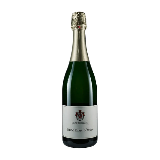 Pinot Brut Nature vom Weingut Graf Neipperg freigestellt vor weissem Hintergrund.