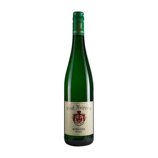 Riesling VDP.Gutswein vom Weingut Graf Neipperg freigestellt vor weissem Hintergrund.