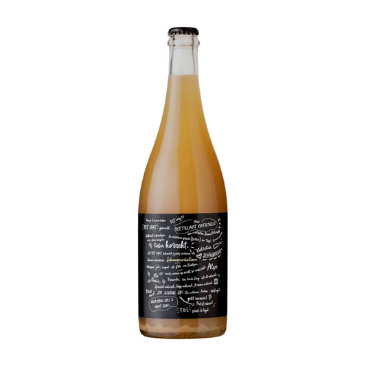 PetNat vom Weingut Franziska Schömig und Weingut Laura Seufert freigestellt vor weissem Hintergrund.