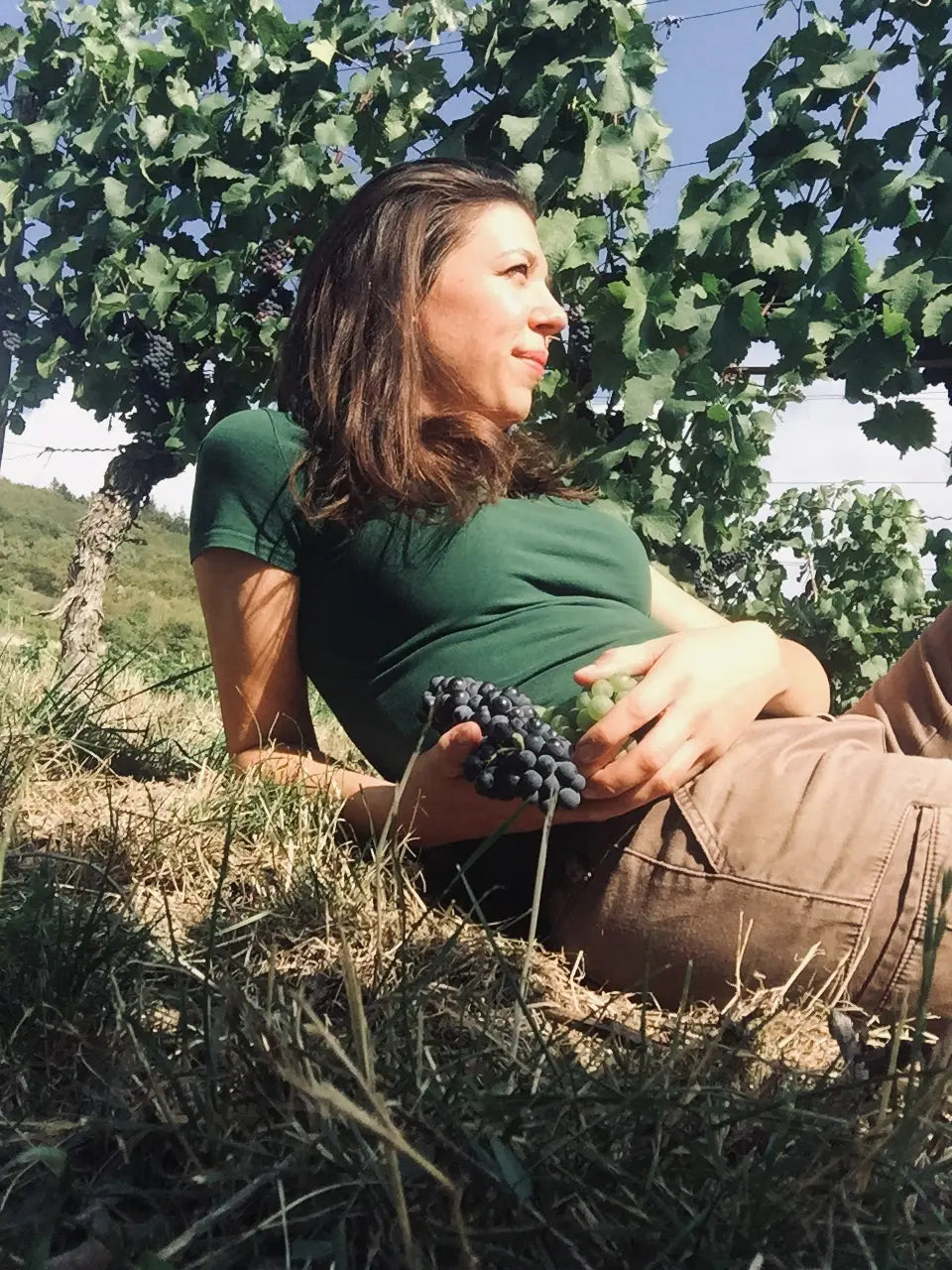 Portrait von Carolin Weiler vom Weingut Weiler in den Rebbergen im Rheingau.