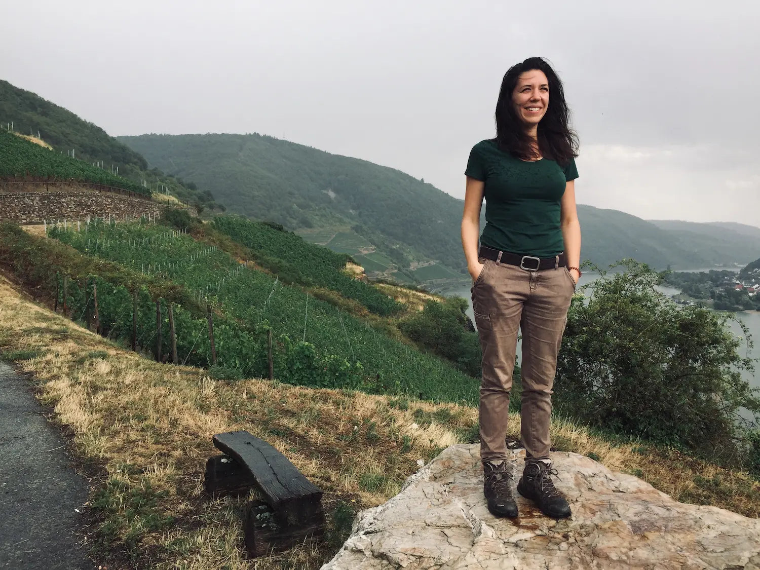 Carolin Weiler vor den Rebbergen des Weingut Weiler in Lorch im Rheingau.