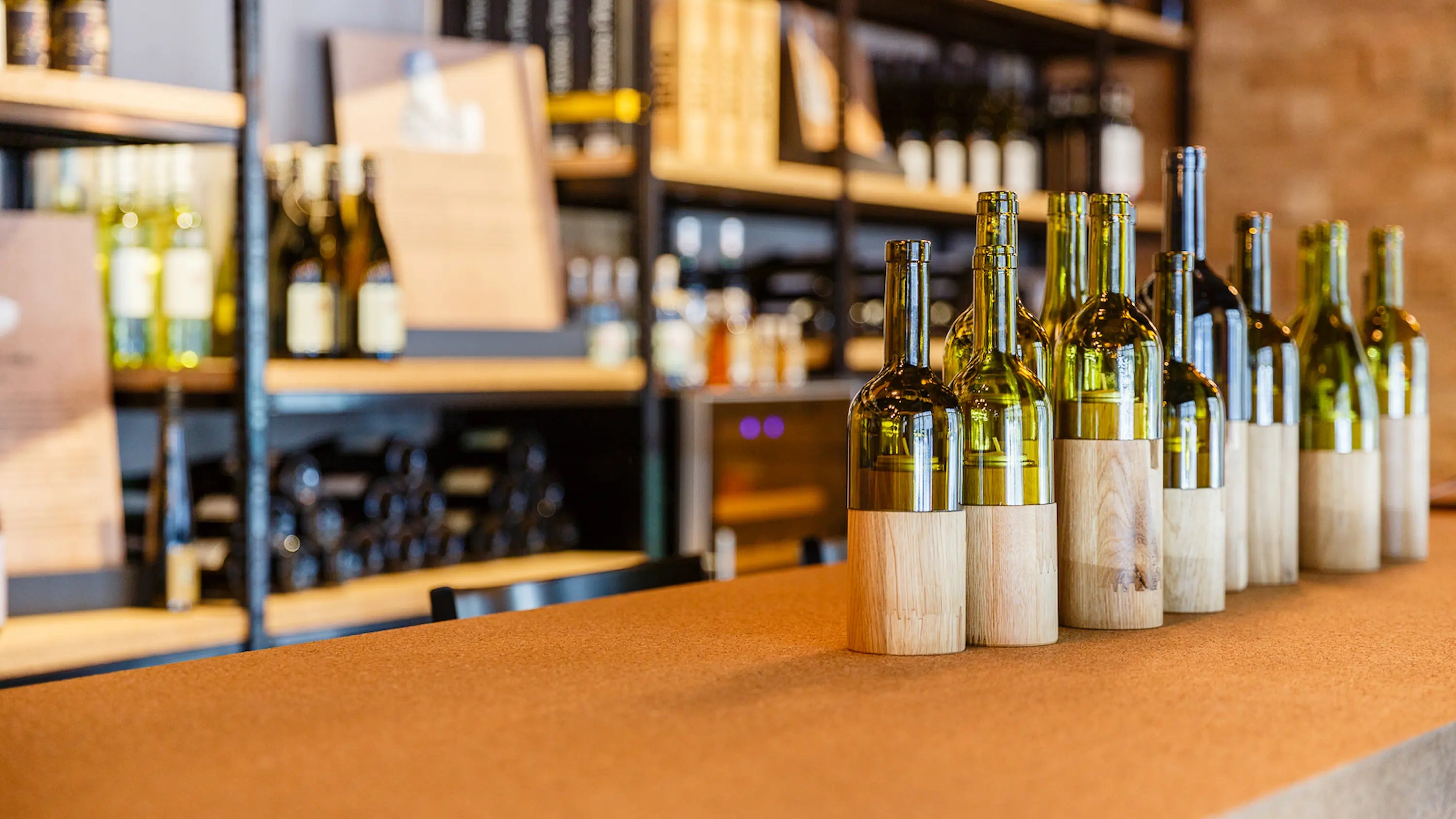 Dekoration auf dem Degustationstisch der Vinothek Hauser, einer Weinhandlung in Luzern.