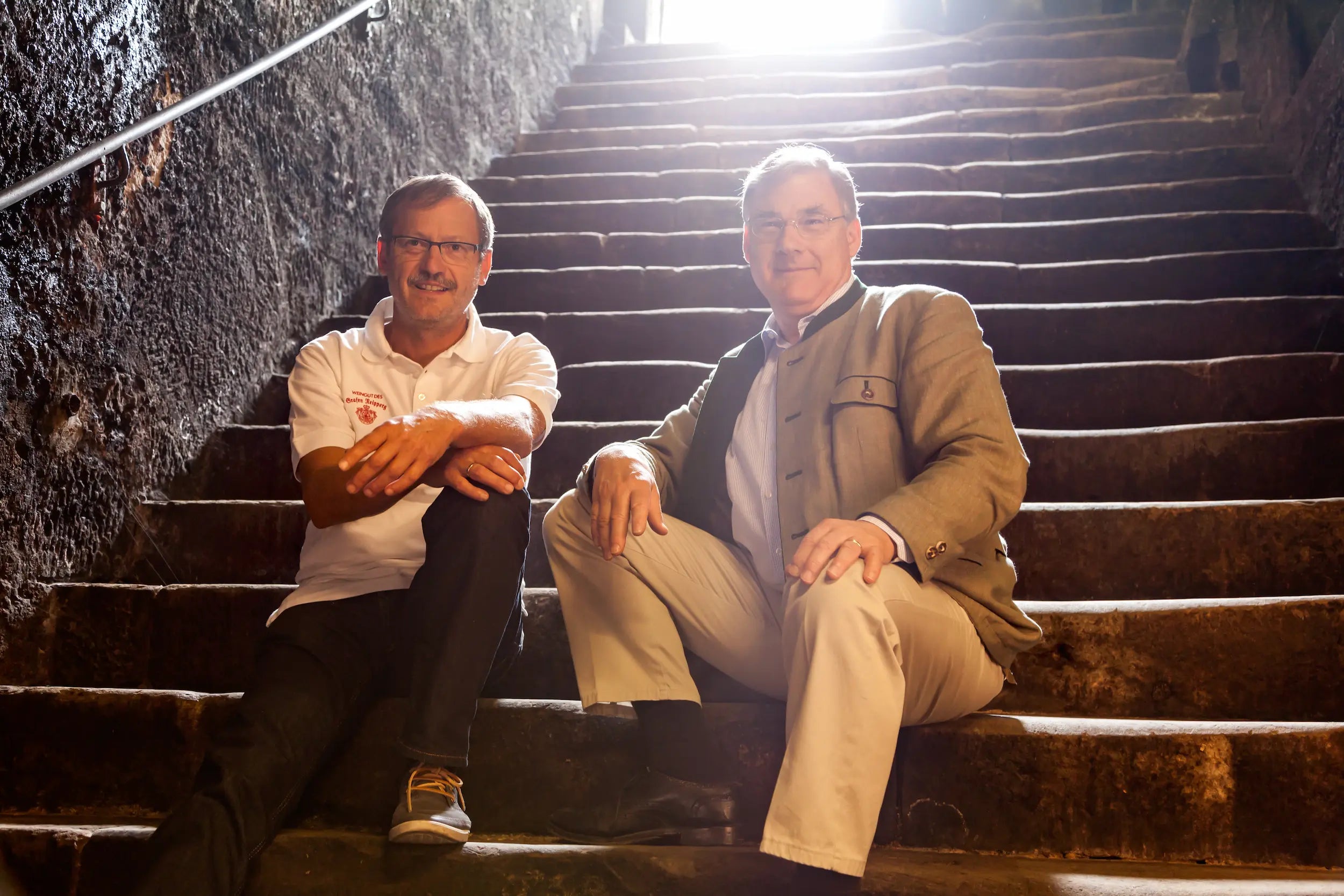 Portrait von Graf Neipperg mit seinem Kellermeister auf der Treppe zum Keller des Weingut Graf Neipperg in Württemberg.